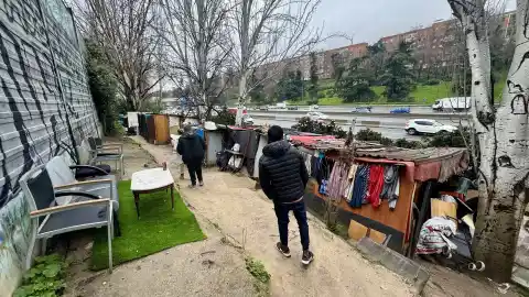 Imagen 1 de Los últimos días del asentamiento chabolista en la orilla de la M-30 de Ciudad Lineal: será el primero de varios desmantelamientos