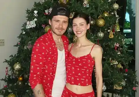 Imagen 1 de Brooklyn Beckham celebra el cumpleaños de Nicola Peltz con otro dardo a sus padres