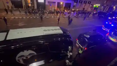 Imagen 1 de Tensión máxima en Mestalla: los jugadores del Valencia salen escoltados entre amenazas de parte de la afición