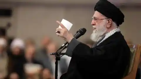 Imagen 1 de Irán amenaza a EEUU: atacará sus bases navales y militares si insiste en intervenir tras las protestas contra Jamenei