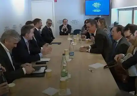 Imagen 1 de Sánchez monta un 'teatrillo' en Davos con el Ibex para simular liderazgo