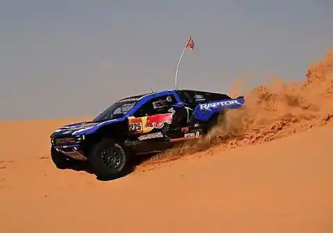 Imagen 1 de Nani Roma se acerca a Al Attiyah, mantiene su tercera posición y Sainz sigue con todas las opciones intactas