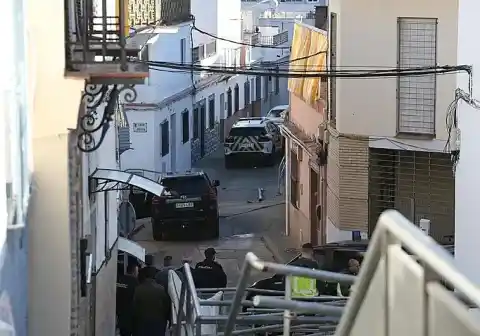 Imagen 1 de Despliegue policial en Sevilla por un hombre atrincherado en una vivienda tras disparar varias veces con un arma