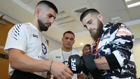 Imagen 1 de Aleks Topuria confía en el 'grappling' de Ilia frente a Makhachev: "Aunque Islam le derribe, no será fácil mantener la pelea ahí"