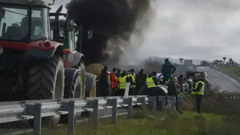 Imagen 1 de Tractoristas cortan la A-52 a su paso por Xinzo de Limia (Ourense) durante todo el fin de semana