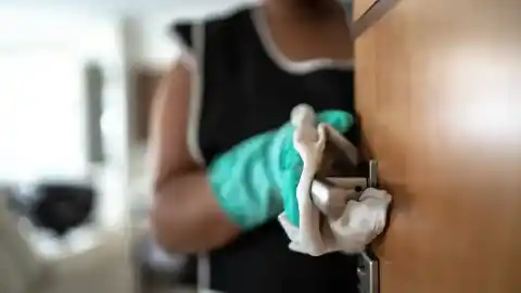 Imagen 1 de El truco para limpiar las puertas de madera y que queden como nuevas: solo necesitas estos dos ingredientes de cocina