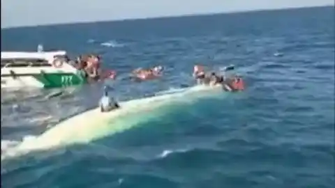 Imagen 1 de Otra tragedia marítima en el sudeste asiático: una mujer muerta y 22 heridas en el naufragio de un barco turístico en Tailandia