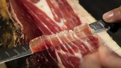 Imagen 1 de El truco para cortar la loncha de jamón perfecta: "El cuchillo cuando baja corta y cuando sube recupera"