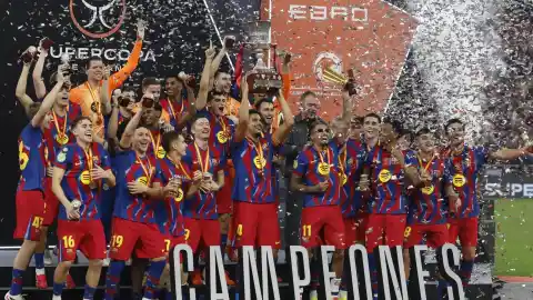 Imagen 1 de Raphinha desequilibra la final de la Supercopa de España y el Barça repite título en Yeda contra el Real Madrid