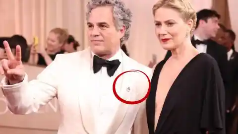 Imagen 1 de Qué significa el pin de protesta que llevan algunos famosos a la gala