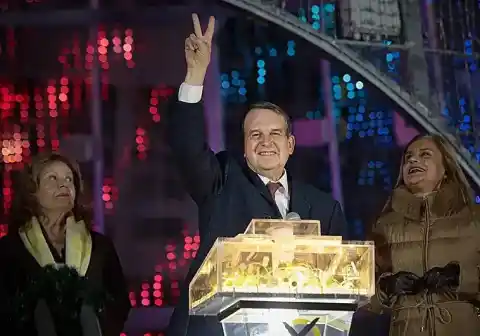 Imagen 1 de Vigo apaga sus luces navideñas con un mensaje de paz para estos «momentos difíciles»