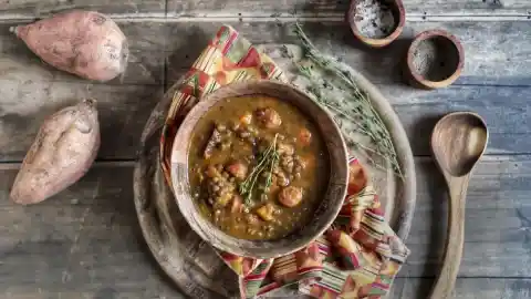 Imagen 1 de La receta de lentejas estofadas con chistorra y boniato que te arreglará el mes de enero