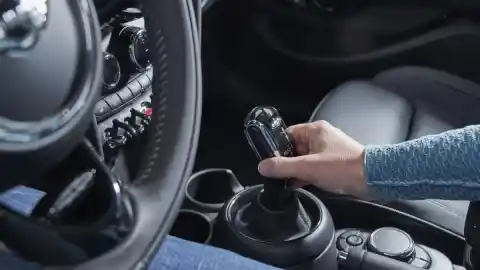 Imagen 1 de Nueve coches ideales para moverse por ciudad: miden menos de cuatro metros de longitud y equipan cambio automático