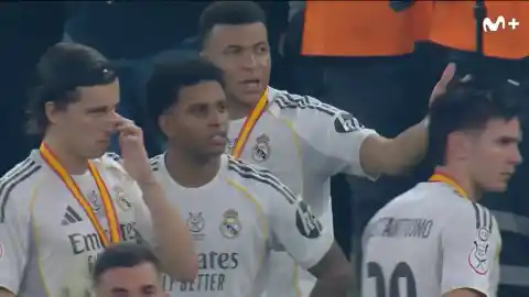 Imagen 1 de El gesto de Mbappé durante la entrega de medallas para no hacer el pasillo de campeón al Barça
