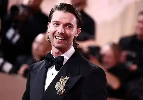 Imagen 1 de Globos de Oro 2026: los hombres más elegantes llevan un broche joya en la solapa