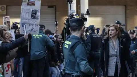 Imagen 1 de Pradas y Cuenca llegan al juzgado de Catarroja para enfrentarse al careo entre gritos de "asesina" y "mentiroso"