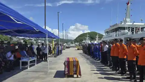 Imagen 1 de La madre que perdió a sus hijos en Indonesia dice que “toca seguir por la mitad del equipo”