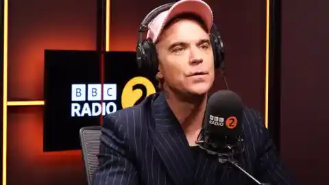 Imagen 1 de Robbie Williams dice que su hija "está desesperada" por ser cantante: "Es una 'nepo baby'"