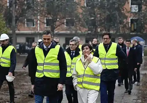 Imagen 1 de Sánchez anuncia un decreto ley para incentivar a propietarios que renueven contratos sin subir precios y multar a quienes «dividan» la vivienda por habitaciones