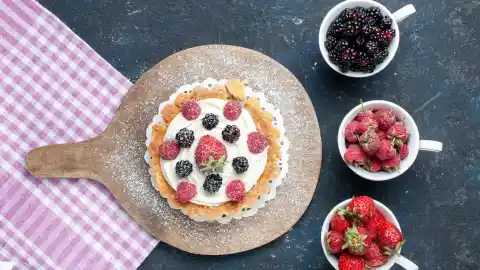 Imagen 1 de Mostachón de frutos rojos, un postre con el que triunfarás en cualquier reunión
