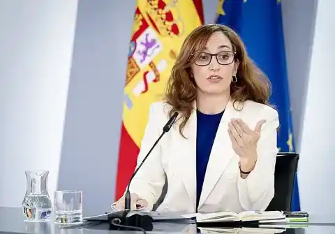 Imagen 1 de Mónica García se enroca en que no creará un estatuto para los médicos y traslada la responsabilidad a las autonomías