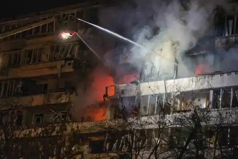 Imagen 1 de Un bombardeo ruso causa al menos seis muertos en Kiev mientras el Kremlin y Washington negocian el plan de paz