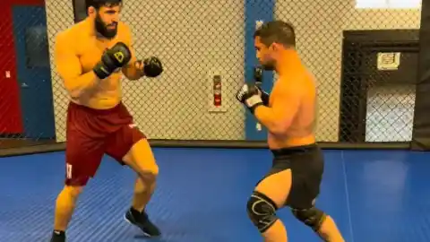 Imagen 1 de Arman Tsarukyan se mofa del físico de Topuria: "Por fin encontré un compañero de entrenamiento"