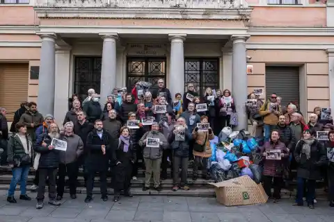 Imagen 1 de Ángel Niño, el concejal “missing” de Vallecas que desoye las protestas vecinales por la suciedad del barrio