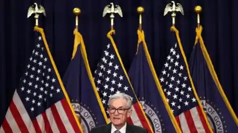 Imagen 1 de Trump 'ahoga' a Powell para que baje tipos y el mercado responde: cae el dólar, repunta la deuda y suben oro y plata