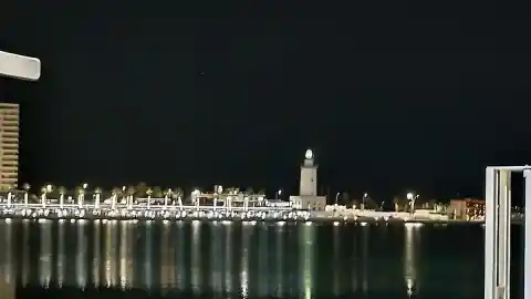 Imagen 1 de La chimenea y el faro con género femenino