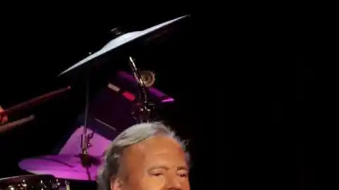 Imagen 1 de Extrabajadoras de Julio Iglesias denuncian agresiones sexuales en sus mansiones del Caribe