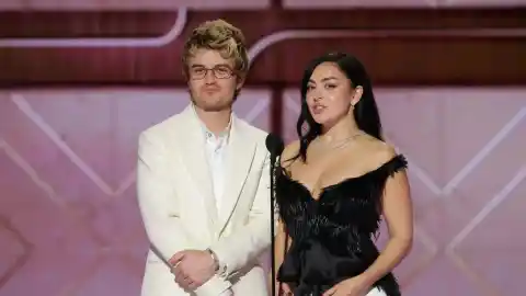 Imagen 1 de Joe Keery ('Stranger Things') conquista los Globos de Oro 2026: el cambio de imagen del actor