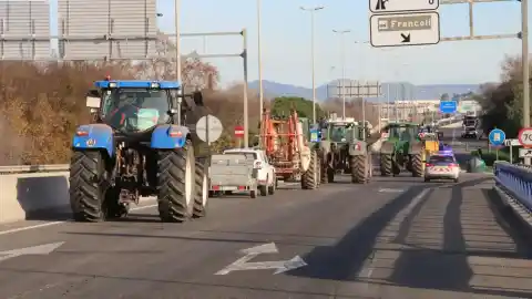 Imagen 1 de La AP-7 y la C-16 siguen cortadas para reparar los "daños en la vía" tras las protestas de los agricultores