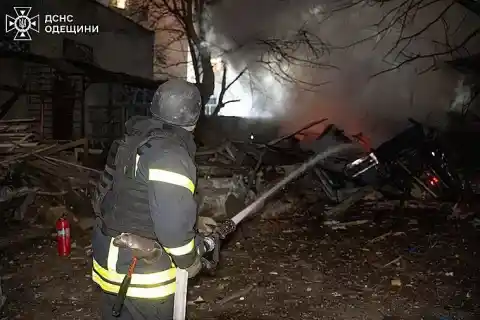 Imagen 1 de Un bombardeo ruso deja al menos dos muertos en las afueras de Járkov y un incendio en un ambulatorio infantil