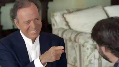 Imagen 1 de Del apoyo de Ayuso a la caída del mito: el caso Julio Iglesias divide a la crónica social