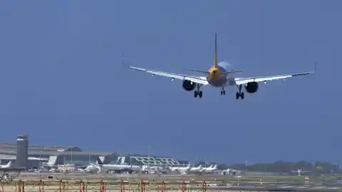 Imagen 1 de El Prat bate récord de pasajeros en el 2025 y gana terreno a Barajas pese a su sobrecapacidad