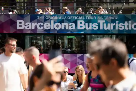 Imagen 1 de El PSC, ERC y los Comunes pactan subir la tasa turística a 15 euros por persona para los hoteles de cinco estrellas  en Barcelona