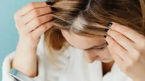 Imagen 1 de Mezclar bicarbonato y romero: para qué sirve y por qué puede ser efectivo para combatir las canas