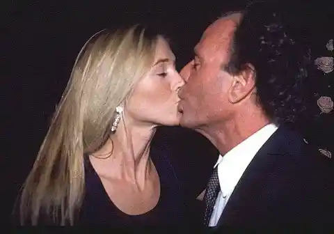 Imagen 1 de El exmánager de Julio Iglesias reacciona a las acusaciones de agresión sexual: «Es un besucón y un abrazador»