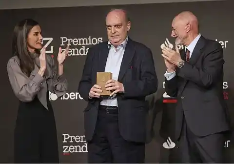 Imagen 1 de La Reina, a Vila-Matas: «Agradezco que no sea director de circo y sirva a los libros»