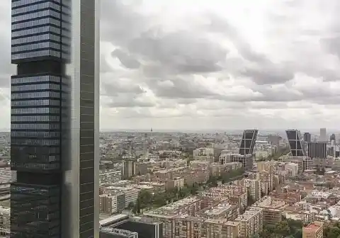 Imagen 1 de La agencia antiblanqueo multa a Caixabank por vender la Torre Foster