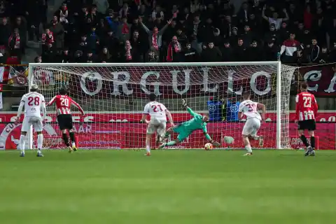 Imagen 1 de El Athletic sufre ante la Cultural y la Real vence a Osasuna en los penaltis en los octavos de Copa