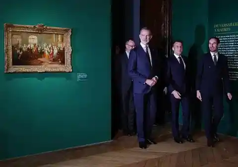 Imagen 1 de Felipe VI visita con Macron una exposición sobre el Gran Delfín en el Palacio de Versalles