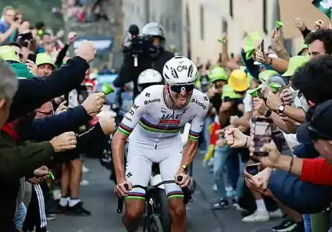 Imagen 1 de Ni competir contra Pogacar ni trabajar para él: rivales y compañeros se alejan