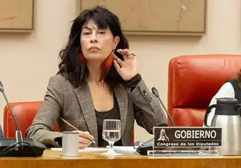Imagen 1 de La ministra Redondo arropa a la denunciante de Adolfo Suárez mientras ignora a las víctimas del partido