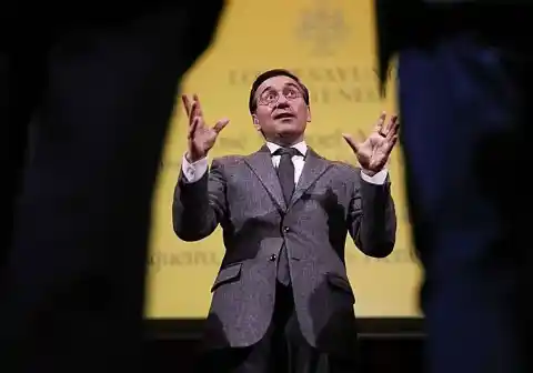 Imagen 1 de Albares presume de feminista mientras reduce las áreas de igualdad y familia de Exteriores