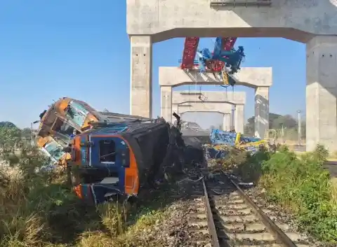 Imagen 1 de Al menos 22 muertos tras la caída de una grúa sobre un tren de pasajeros en Tailandia