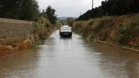 Imagen 1 de Lo que nunca deberías hacer al pasar sobre un charco: el consejo de un mecánico para ahorrarte miles de euros