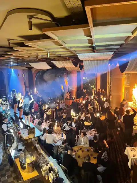 Imagen 1 de Diez días después de la tragedia suiza, una bengala provoca un conato de incendio en un restaurante de Madrid