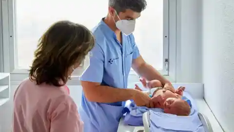Imagen 1 de Tos persistente, fiebre y dificultad al respirar: así se manifiesta la bronquiolitis en bebés